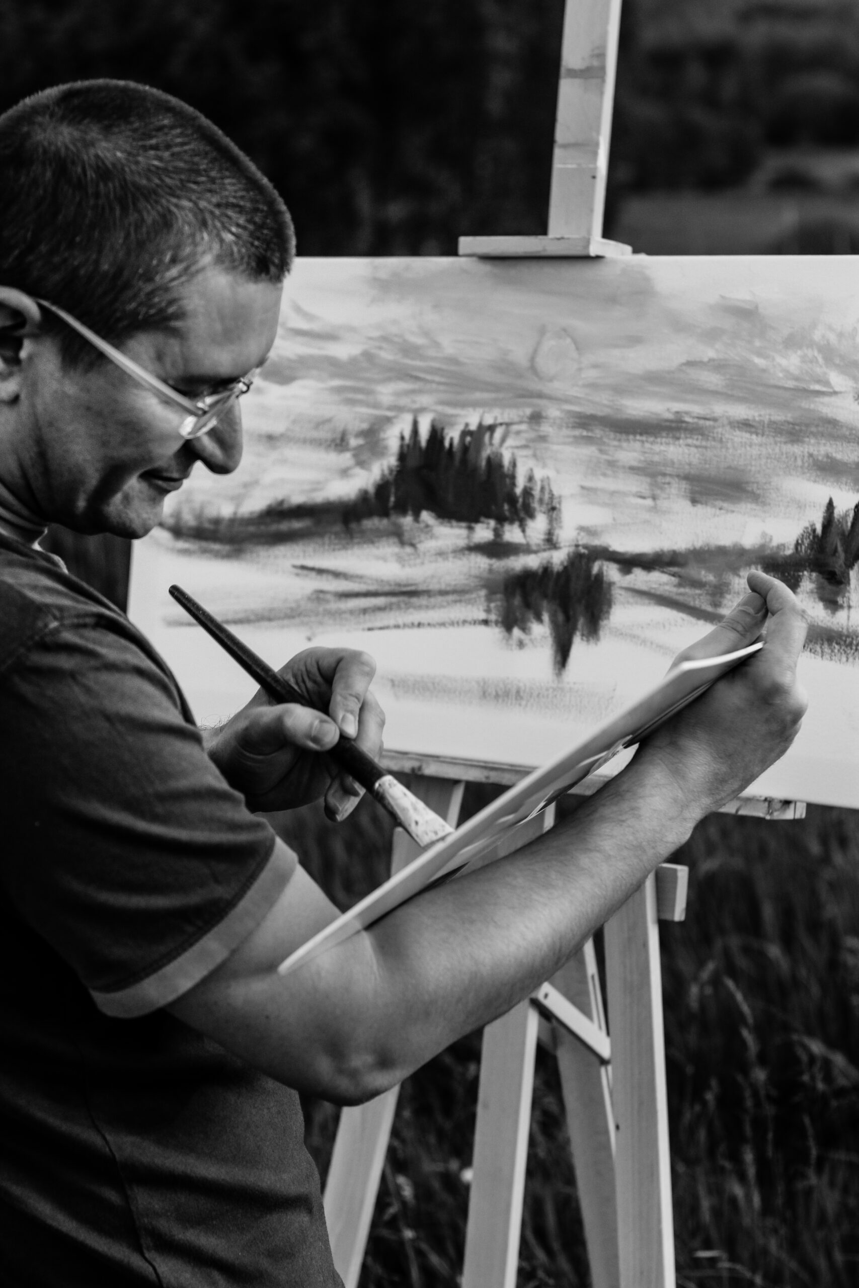 Ernest Możdżeń malarz przy pracy